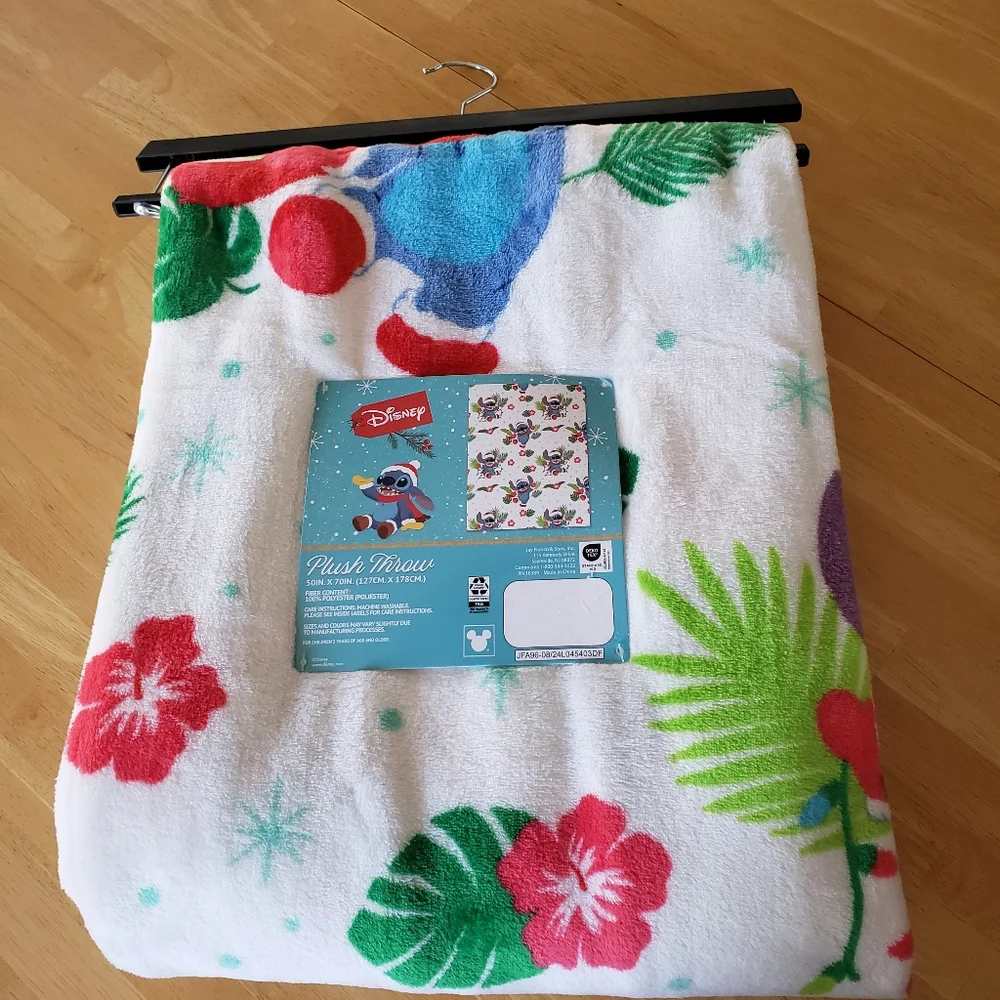 Disney Stitch With Mittens Winter Christmas Santa Hat Throw Blanket 50x70 NWT